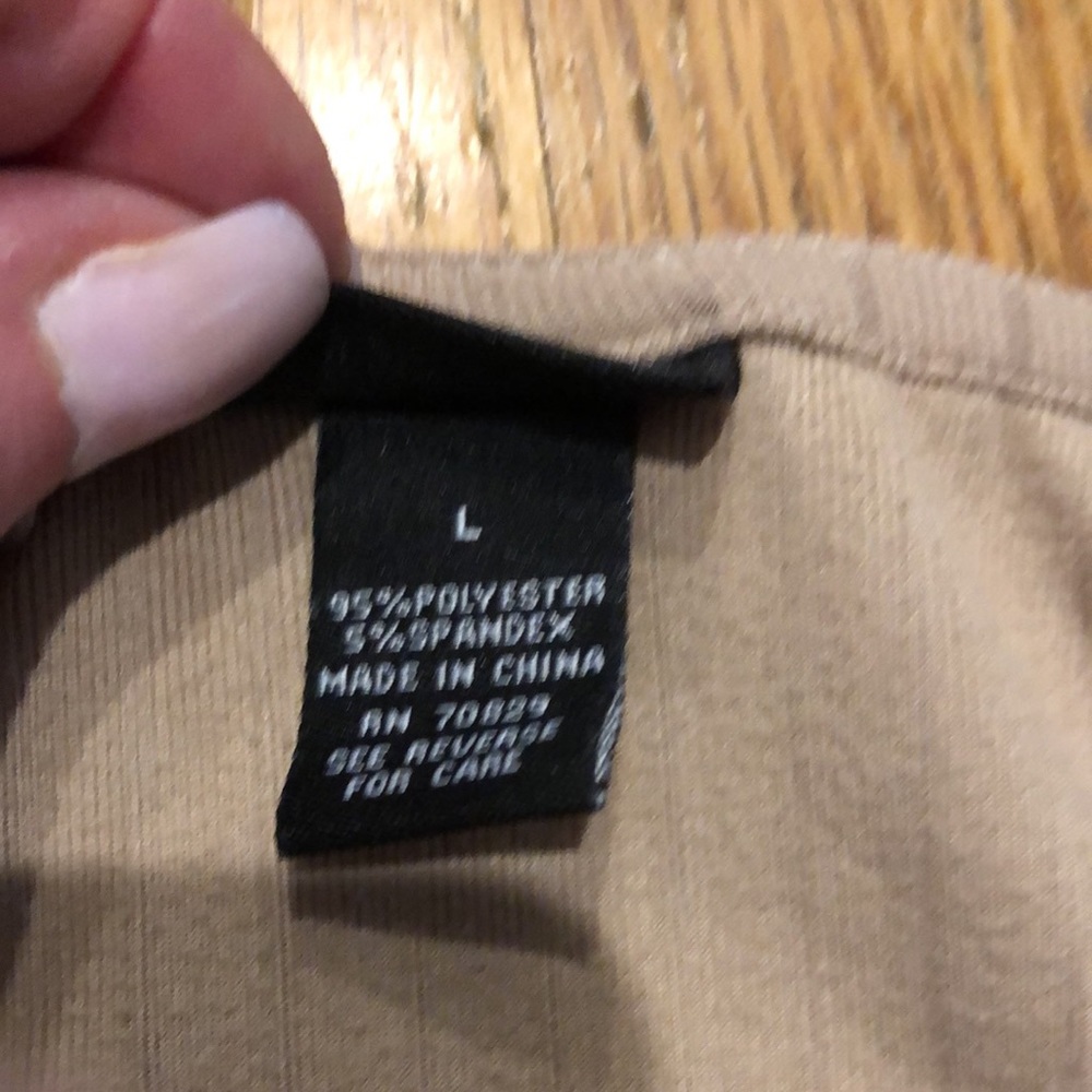 3/$25 Rue 21 Tan Color Small V neck Size Large T-Shirt Never Worn Perfect Cond - Picture 5 of 7